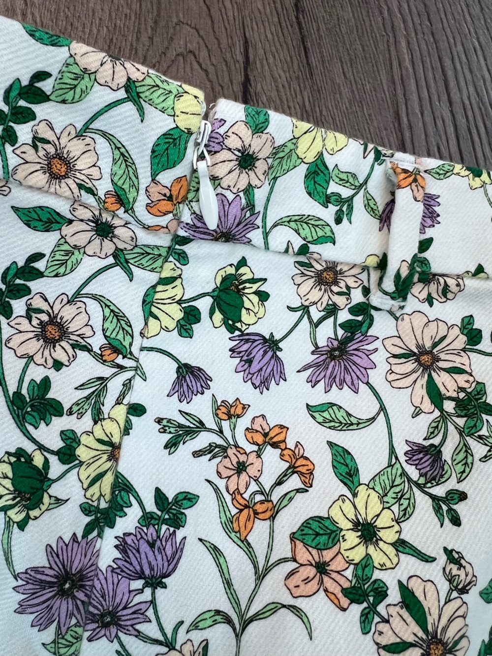 LOFT Floral Vine Wall Fabric - White with Purple, Yellow & Green - size 0 - Picture 3 of 5
